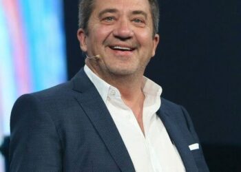 Leaders display 9 identifiable behaviours in their relationships, work & personal lives!