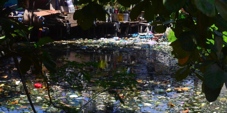 Plastic pollution is flooding our planet, harming people’s health!